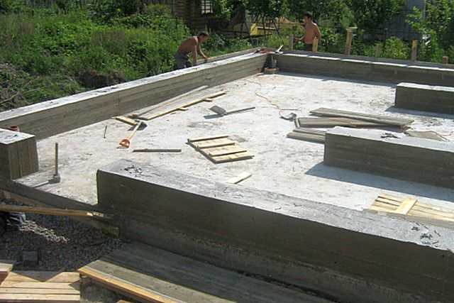 Плитный фундамент, усиленный выступающими вверх бетонными ребрами жёсткости-ростверками, которые становятся основой для кладки несущих стен дома