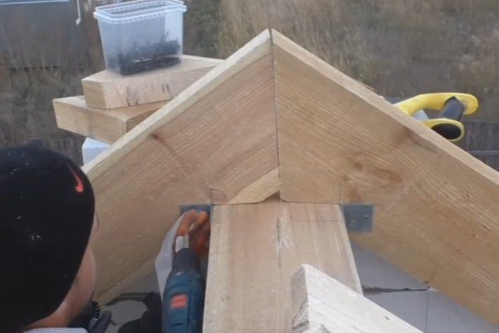 Монтаж стропил в балкам перекрытия. Как запилить стропила на двухскатную. Запил стропил на крышу. Крепеж балки к мауэрлату. Как сделать крышу на бане.