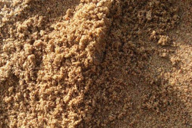 Оптимальный для самостоятельного изготовления бетона песок – карьерный, со средней фракцией около 2 мм.