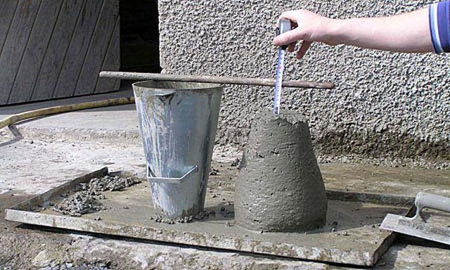 Замер, насколько просел сформованный опытный растворный конус, помогает определиться с показателем подвижности готового бетона