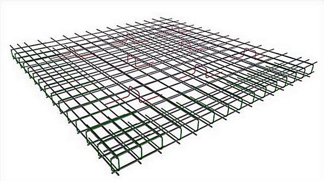Примерная схема армирования плиты-фундамента. Хорошо показаны решетки, П-образные хомуты по краям и расставленные по площади плиты подставки-«пауки»