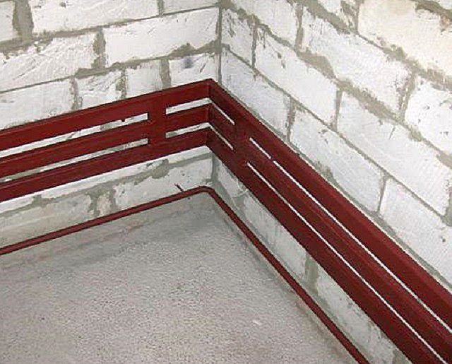 Аккуратный трехтрубный регистр смонтирован по всей длине стен, выходящих на улицу