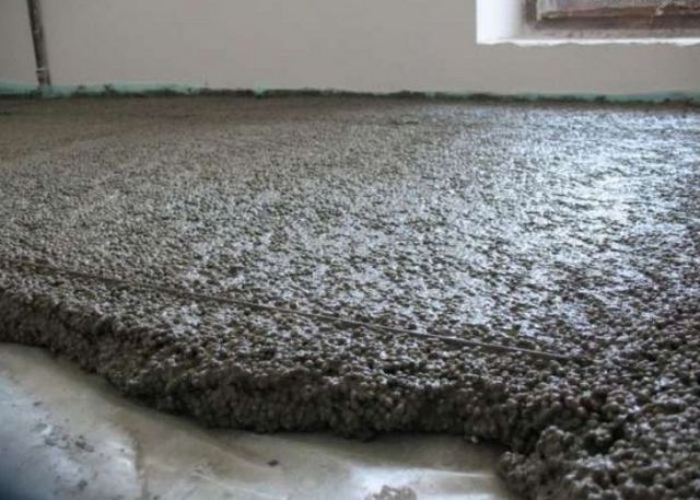 Для того чтобы вода не ушла из свежезалитого раствора, и его созревание шло нормально, необходимо снизу предусмотреть слой гидроизоляции, например, из обычной полиэтиленовой пленки