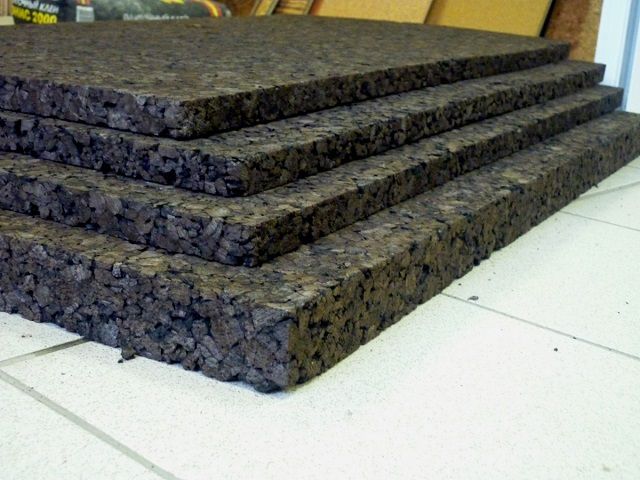 Блоки (плиты) так называемого черного пробочного агломерата