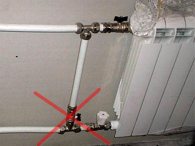 Не поддавайтесь уговорам «опытных мастеров» – крана на байпасе в обвязке радиатора в многоэтажном доме быть не должно!