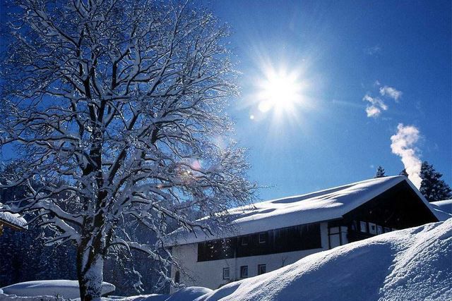 Даже в морозный день яркое зимнее солнце способно весьма ощутимо влиять на температуру в помещениях