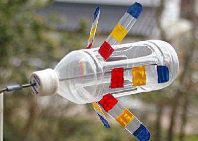 Для изготовления такого флюгера вертушки, на радость детям, потребуется всего одна пластиковая бутылка, металлический пруток и полчаса времени
