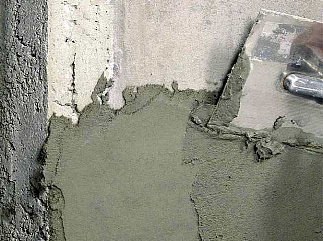 Качественные шпаклевки на базе цемента – отлично ложатся на поверхность стены