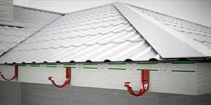 Как установить водостоки, если крыша уже покрыта: несколько вариантов самостоятельной установки