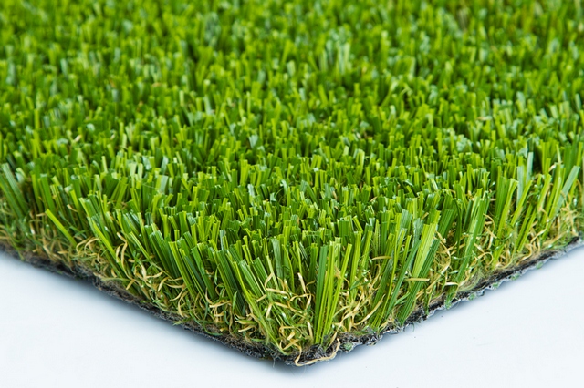 Примерная структура искусственного газонного покрытия – водопроницаемое плотное основание и вплетенные в него «травинки» из полиэтилена.