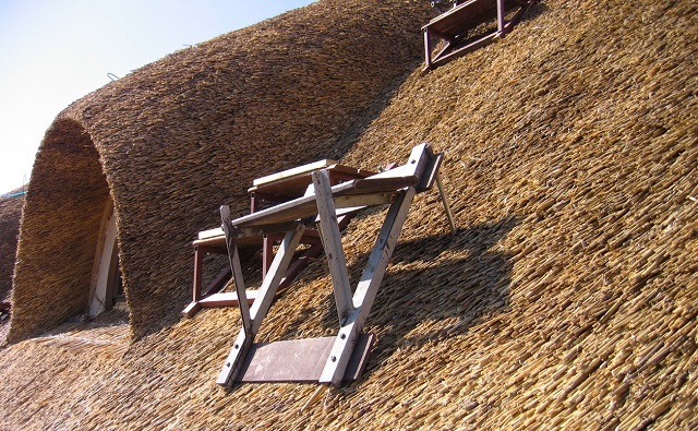 Специальные мостки-ступеньки – для безопасной работы при настиле камышовой крыши