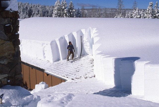 Снежные наносы на крышу иногда могут быть даже такими! Эту нагрузку обязательно учитывают при проектировании стропильных систем