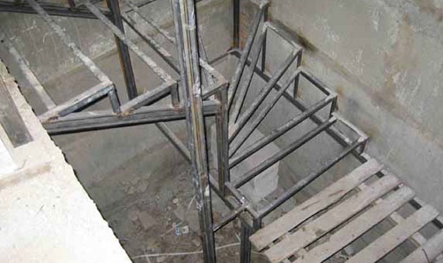 Металлический каркас - переходная зона от лестницы к площадке
