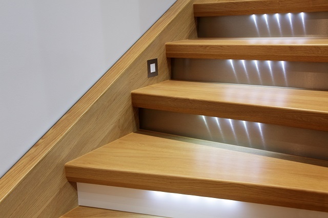 Деревянная лестница со встроенной подсветкой ступеней