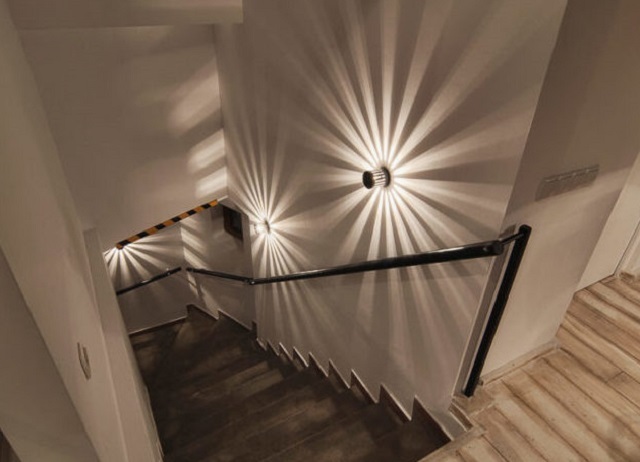 Точечная подсветка на стене вдоль лестничного марша, с весьма оригинальным лучевым рассеиванием света