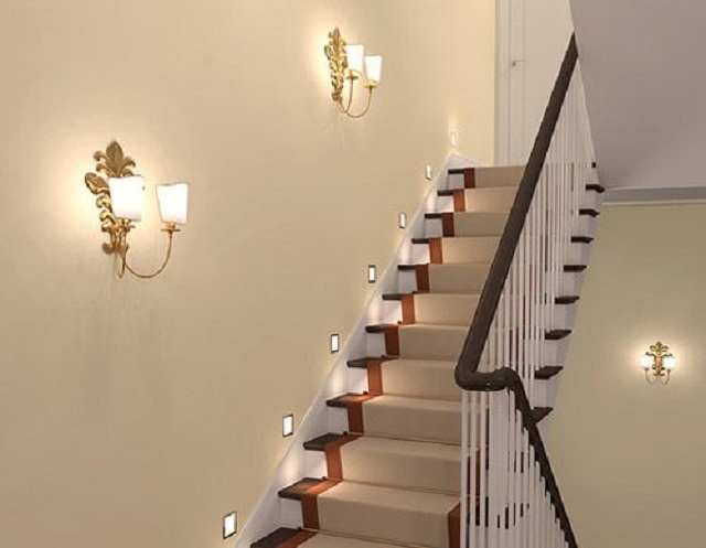 Пример комбинированной подсветки лестницы. Каждая из систем может работать независимо от другой