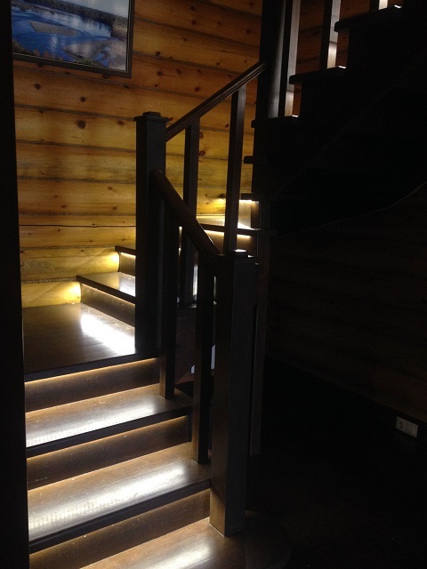 Деревянная двухмаршевая лестница с подсветкой ступеней