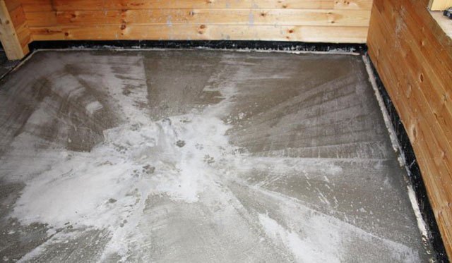 В течение первых 10 дней рекомендуется не беспокоить залитый пол - достаточно периодически увлажнять его для лучшего созревания бетона.