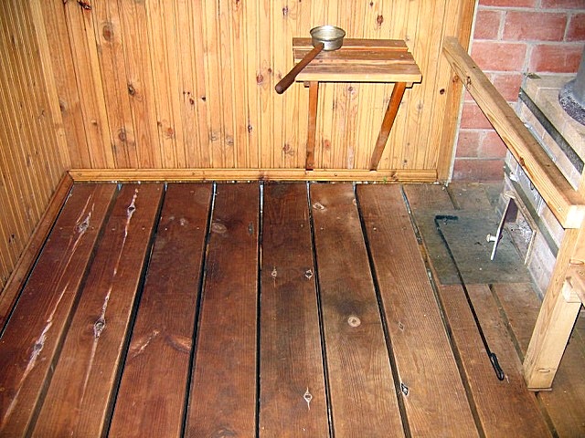 Протекающий деревянный пол сауны.