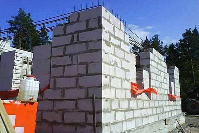 Благодаря приличным термоизоляционным качествам, стены можно делать тоньше. А это также сказывается на нагрузке, оказываемой на фундамент.