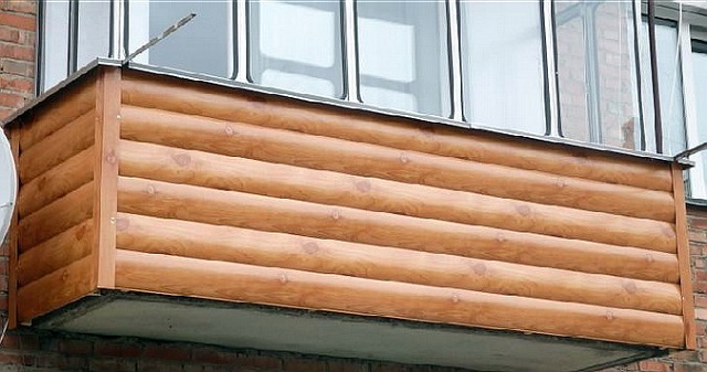 Стальной сайдинг внешне тоже бывает неотличим от деревянной отделки – все зависит от типа и качества внешнего защитно-декоративного покрытия