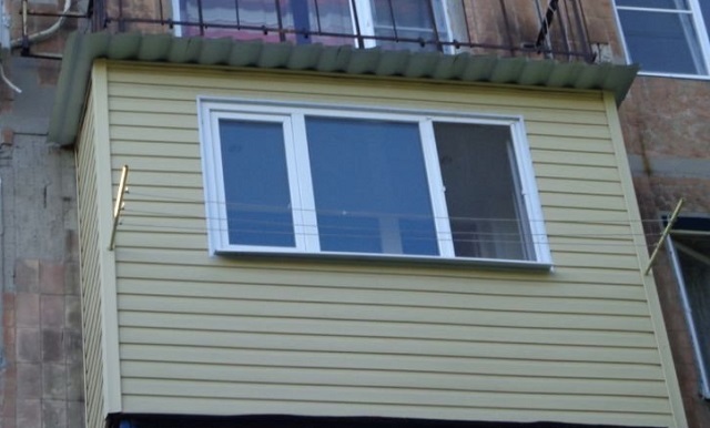 Частичное остекление балкона – из общей площади облицовки придётся вычесть площадь оконного проема.