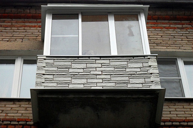Балкон, обшитый снаружи панелями цокольного сайдинга