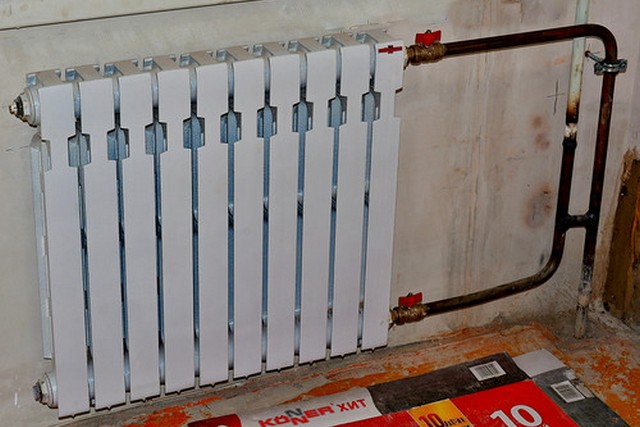 Для повышения теплоотдачи радиаторов отопления при их врезке матера порой идут на различные ухищрения. Но есть и другие способы.
