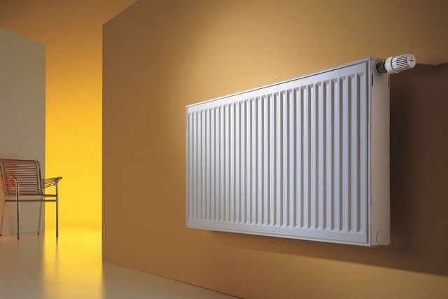 Совершенно открытый со всех сторон радиатор на голой ровной стене покажет максимальную теплоотдачу. Но на практике гораздо чаще все обстоит иначе.