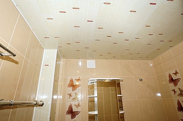 Хорошо подобранное сочетание керамической плитки на стенах и пластиковых панелей – на потолке