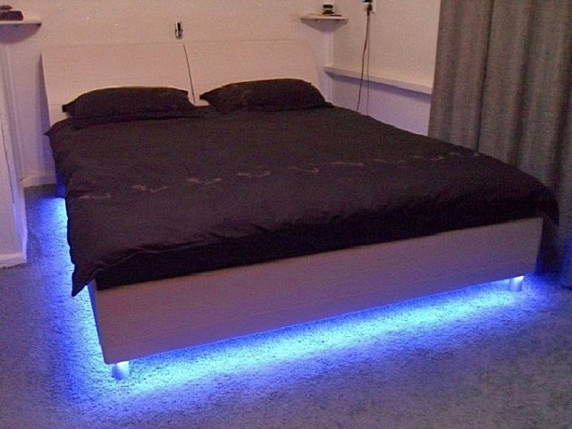 Для романтических натур может представлять интерес и вот такая оригинальная подсветка мебели в спальной