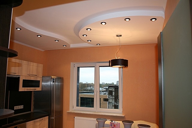 Двухъярусный декоративный подвесной потолок из гипсокартона на кухне