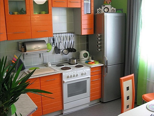 Оригинальное оформление кухни с мебелью в оранжевых тонах