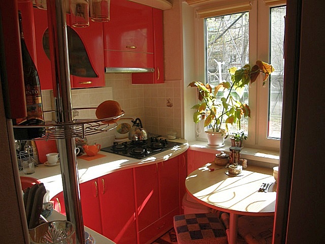 Хорошо организованное пространство тесной кухни, но вот только несколько «перегруженное» ярким красным цветом
