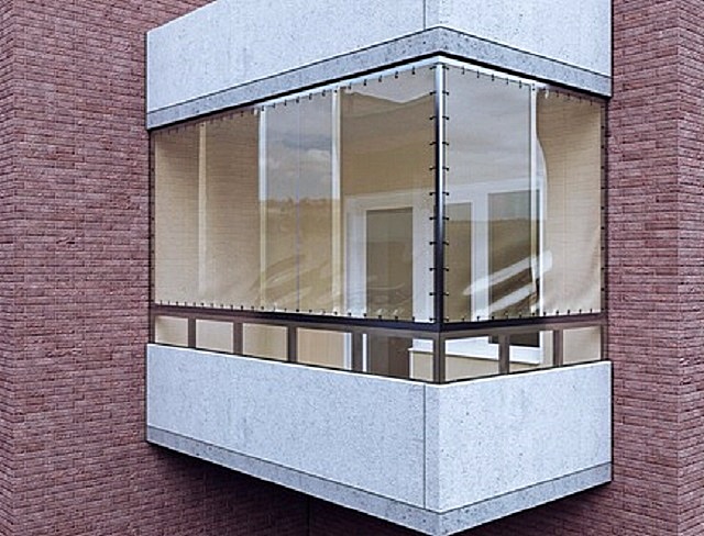 Балкон, защищенный от «капризов» погоды мягкими окнами