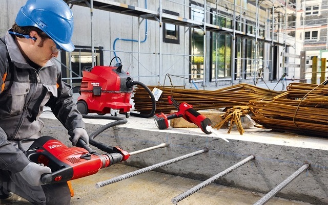 Вклеивание арматурных прутов в бетон химической анкеровкой с использованием профессионального комплекта инструментов.