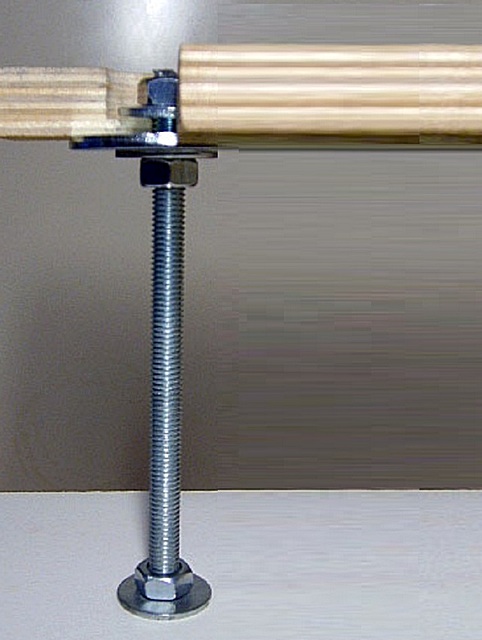 Шпилька с резьбой позволяет регулировать высоту фанеры над поверхностью основания.