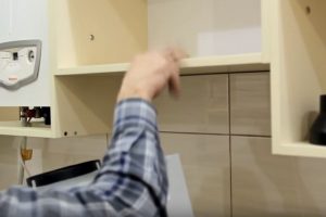 Как правильно установить вытяжку на кухне в квартире