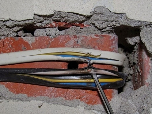 В результате непродуманного сверления стены была повреждена изоляция проложенных кабелей, что привело к выходу из строя одной секции кабеля.