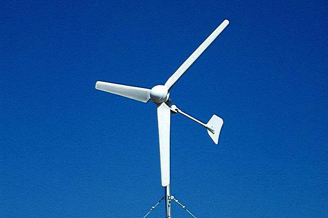Ветряк с горизонтальным расположением оси вращения. Такие модели обычно отличаются более высокими показателями скорости и преобразуемой энергии.