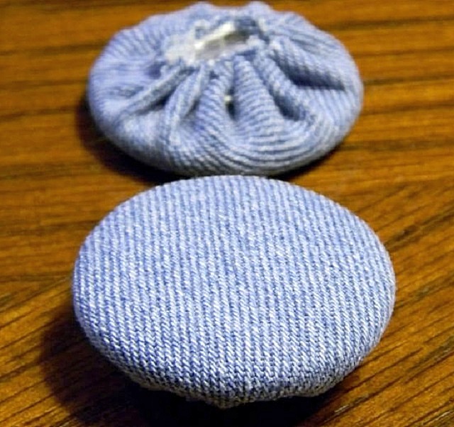  Обшивка пуговиц тканью вручную для каретной стяжки. 