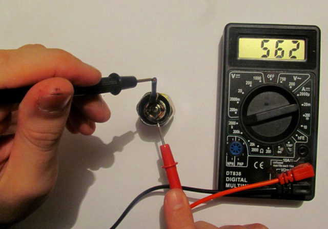 Мультиметр установлен в режим измерения сопротивления с пределом до 2000 кОм или 2 МОм