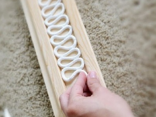 Изготовление фигурной «змейки» из веревки – с такими заготовками будет намного проще уложить петли веревки на сферической поверхности.
