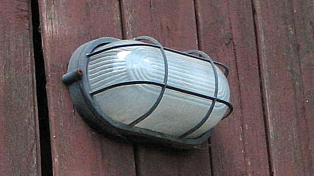 Защитный плафон, обязательный в гараже при использовании ламп накаливания.