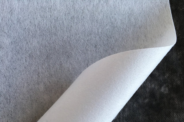 Вот так может выглядеть чистое флизелиновое полотно. Сырьем для его изготовления, как и для бумаги, выступают целлюлозные волокна.