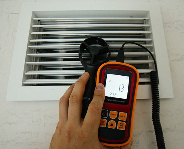 Специалисты для проверки тяги в вентиляции используют специальные приборы - анемометры, которые показывают скорость выводимого воздушного потока.