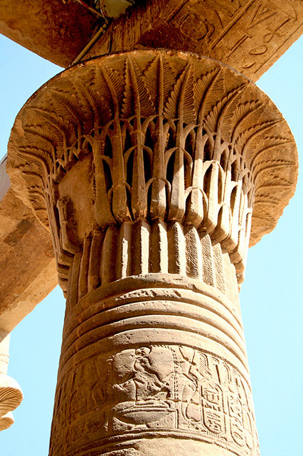 Сохранившиеся за прошедшие тысячелетия древнеегипетские лепные украшения дворцов и храмов до сих пор поражают своей изысканностью