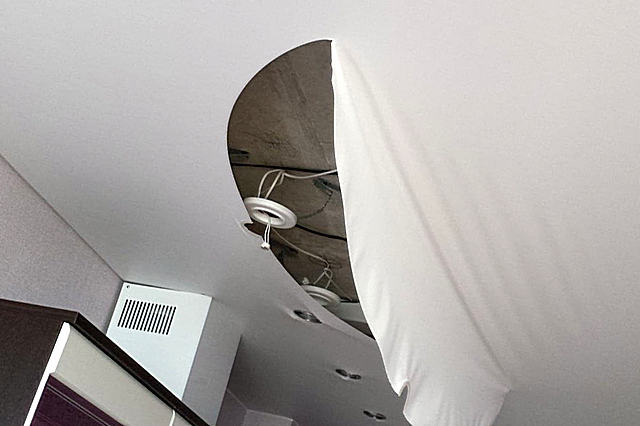 Любое отверстие в натяжном потолке – это снижение общих прочностных характеристик. И разрывы обычно приходятся именно на участки установки светильников.