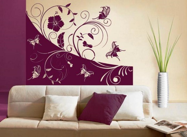 Двухцветное трафаретное панно со стилизованными растительными элементами и бабочками.