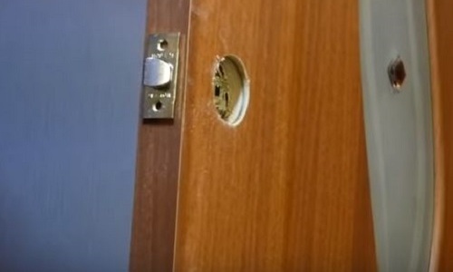 Вставляем замок в межкомнатную дверь своими руками. Врезка замка в межкомнатную дверь. плохо врезанный замок. как поставить замок на межкомнатную дверь. как высверлить межкомнатный замок.